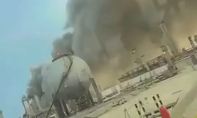 සෞදි අරාබියේ රාජ්‍ය තෙල් දැවැන්තයා - අරාම්කෝ (Aramco) සමාගම  රස් තනුරා පිරිපහදුව වැසීමට පියවර ගෙන තිබේ 